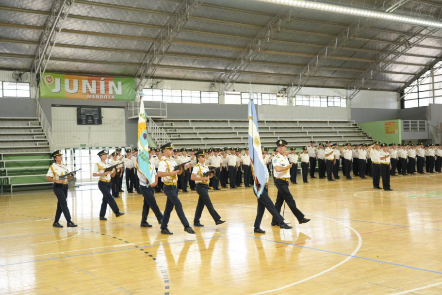 imagen 12 Mas de 80 egresados recibieron su diploma de Auxiliares para la Policía de Mendoza en Zona Este
