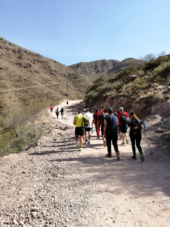 imagen Alumnos de Licenciatura Delegación Zona Este en actividad en el Cerro Arco para la materia A.F.A.