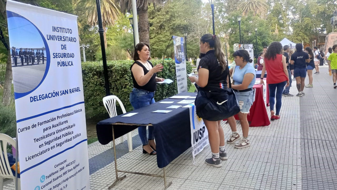 imagen 5 El Instituto Universitario de Seguridad Pública (IUSP) continúa activamente la Oferta Educativa en Colegios Secundarios