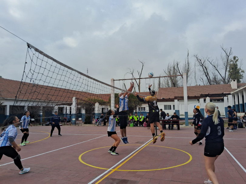 imagen 1 Deporte, salud e integración en el Torneo mixto de Vóley organizado por el IUSP