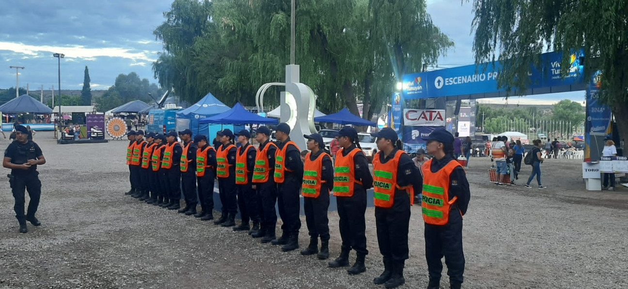 imagen El Curso de FPB N° 195 para Auxiliares y 2do año de Tecnicatura realizaron Prácticas Profesionalizantes en la Vendimia y Festival de la Tonada