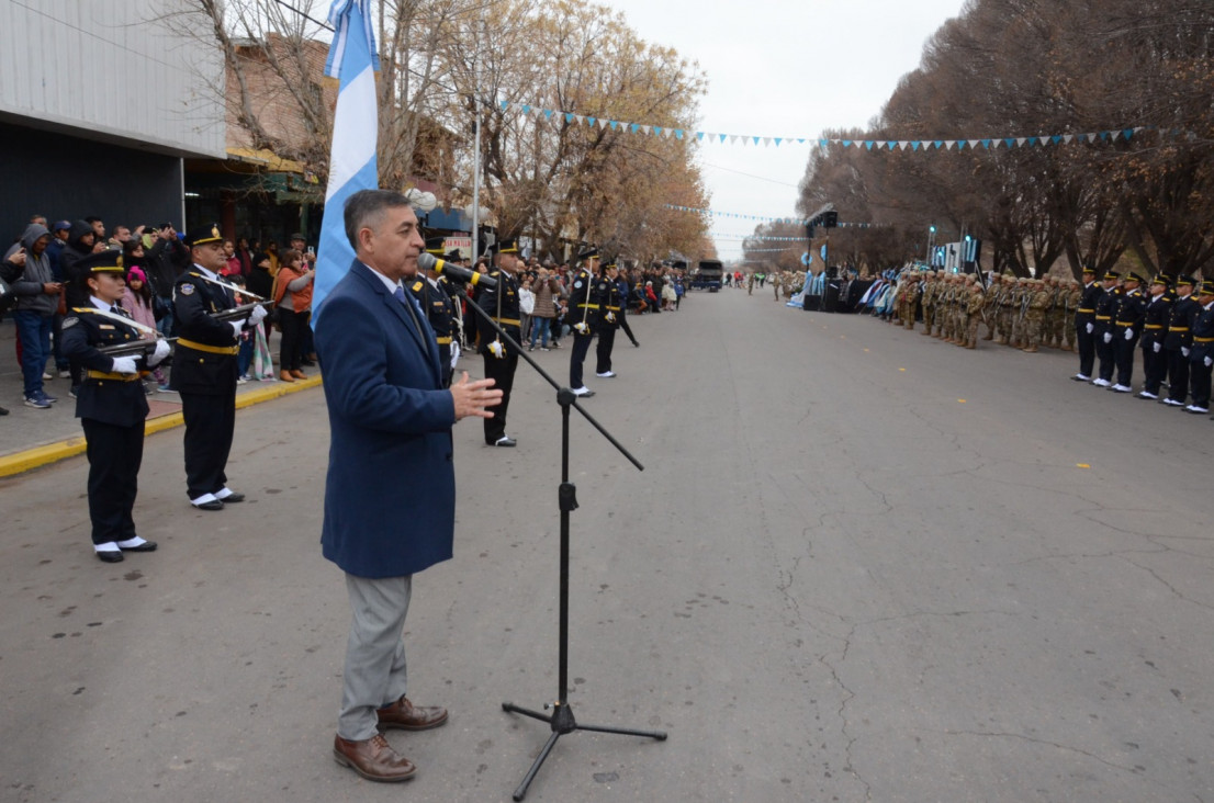 imagen El Director General Lic. Esp. Alberto Rivero tomó juramento a la bandera en el Acto de conmemoración del fallecimiento del Gral. Manuel Belgrano en Valle de Uco