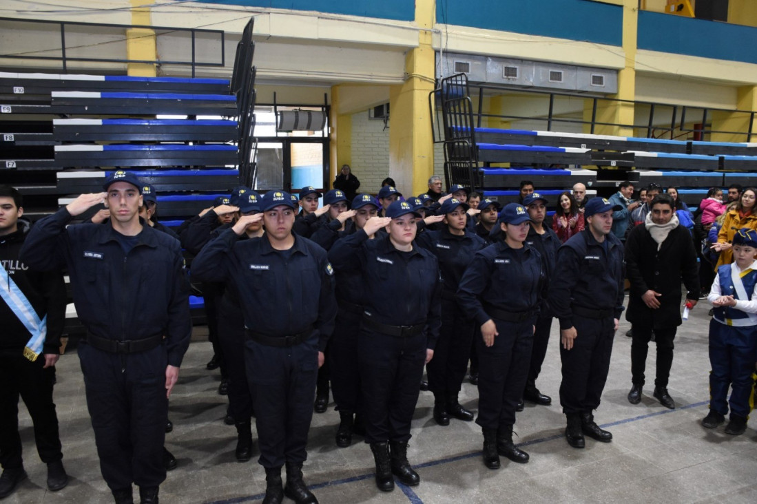 imagen Los cadetes de la Delegación Malargüe juraron prometiendo lealtad a nuestra bandera Argentina 