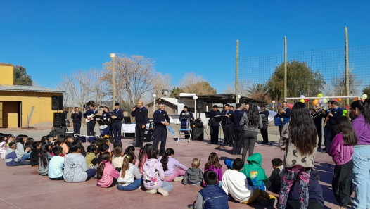 imagen El IUSP festejó a la niñez en la Escuela 1-519 María Cali de San Francisco de Lavalle