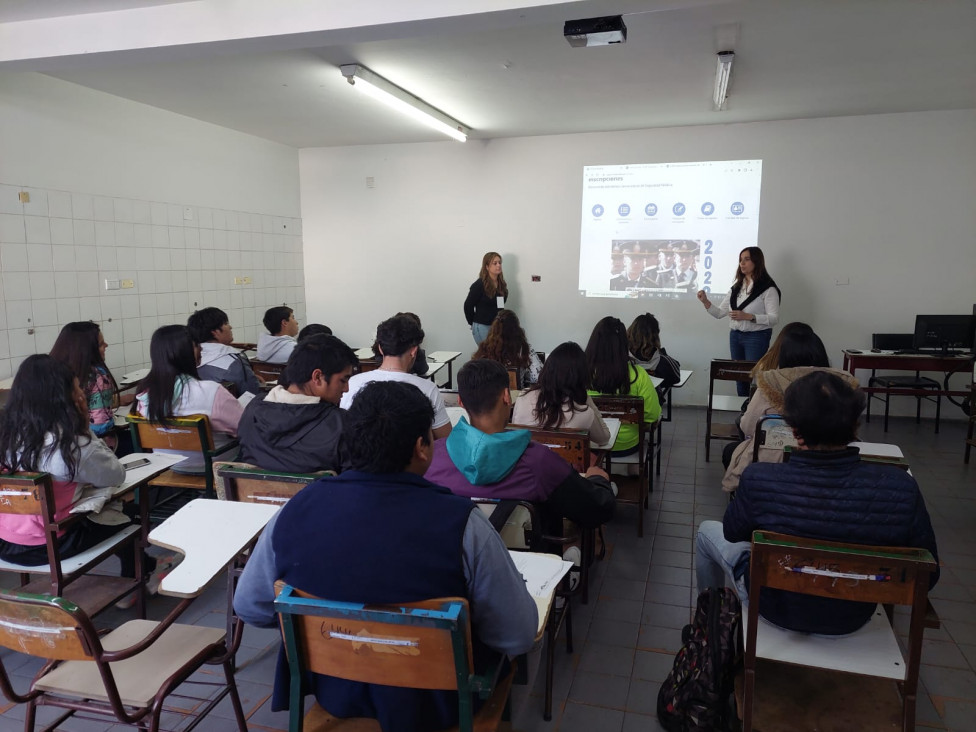 imagen Encuentro en Delegación Zona Sur con alumnos de la Escuela N° 4-241