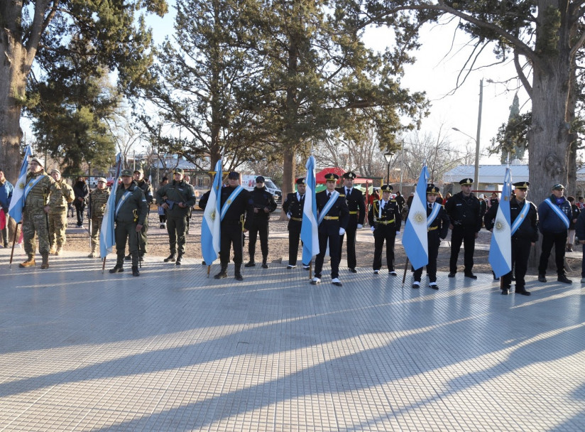 imagen 1 Alumnos de la Delegación Zona Sur realizaron el juramento a la bandera en el acto homenaje al Gral. Manuel Belgrano
