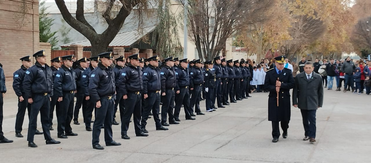 imagen El Director General de Policías Crio. Gral. (R) Lic. Marcelo Calipo tomó juramento a la bandera en General Alvear