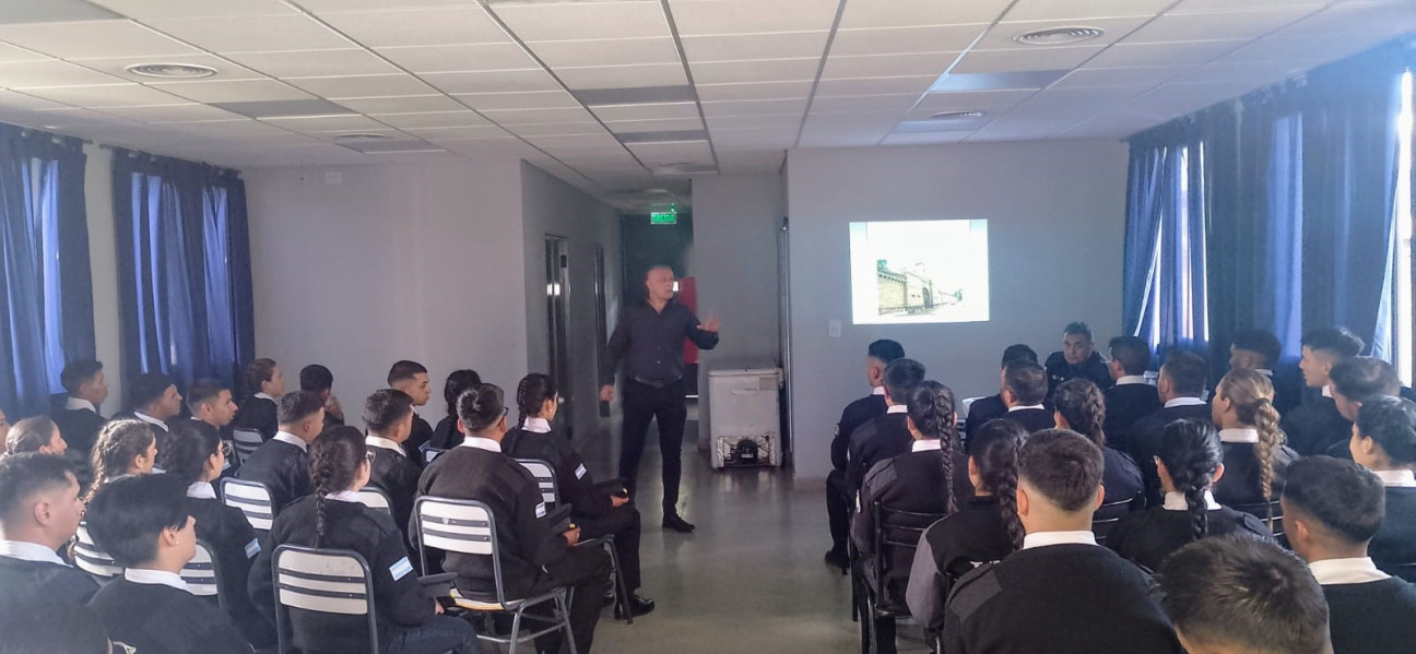 imagen Se realizó una visita guiada de alumnos de Tecnicatura Universitaria en Seguridad Penitenciaria a las instalaciones del "Ex-D2"