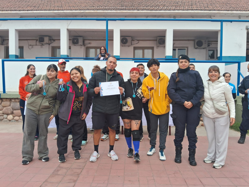 imagen 12 Deporte, salud e integración en el Torneo mixto de Vóley organizado por el IUSP