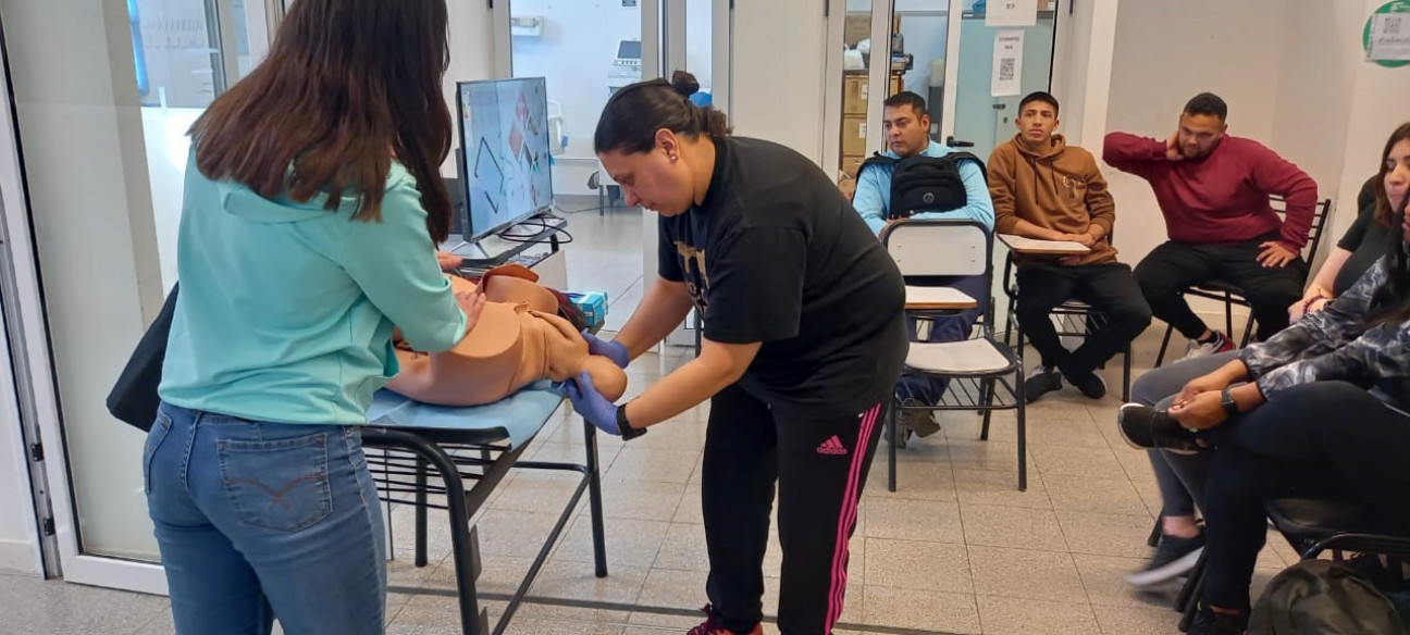 imagen Con el fin de ampliar conocimientos en Medicina Legal II, alumnos de Licenciatura de la Delegación Zona Este visitaron el Centro de Simulación Clínica