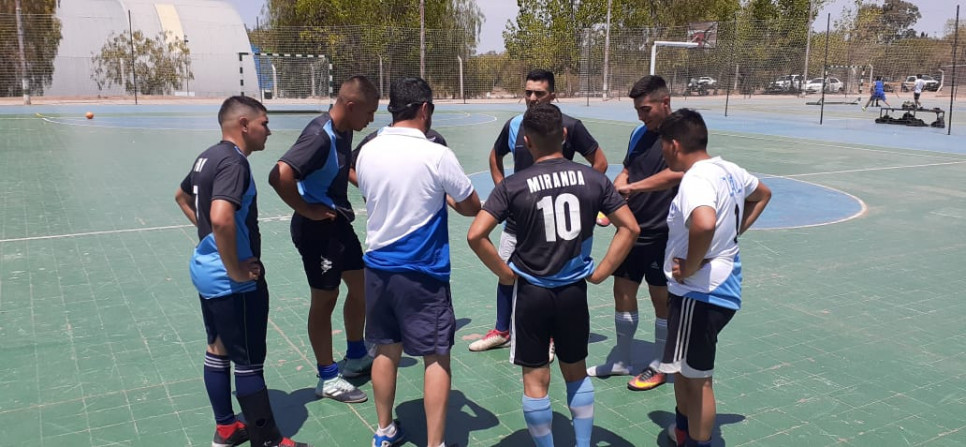 imagen El equipo masculino de Futsal del IUSP con su segundo puesto se prepara para la final