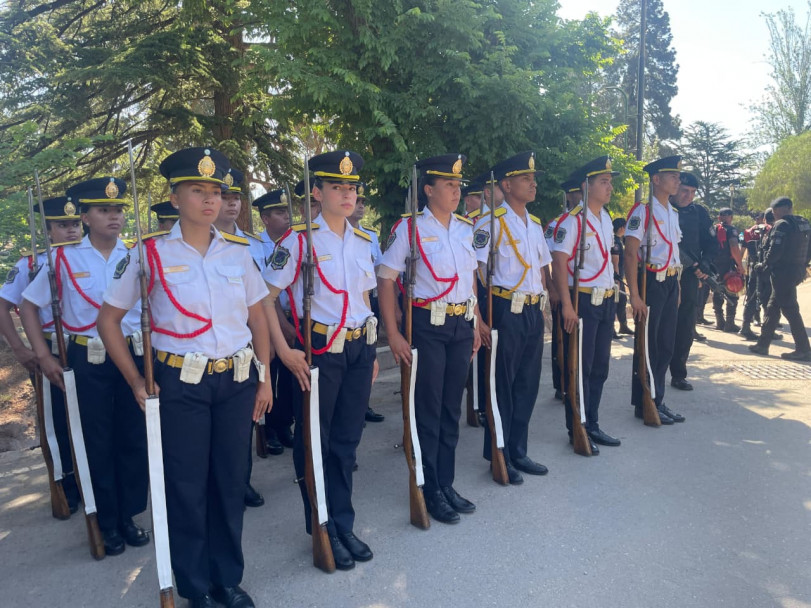 imagen Cadetes desfilaron en el acto central del aniversario 215° de la creación de la Policía de Mendoza