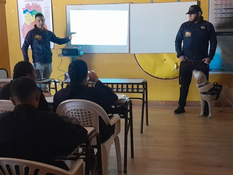 imagen 3 El Curso de FPB N° 207 de la Delegación General Alvear tuvo una importante experiencia con la División Canes de la Policía Contra el Narcotráfico