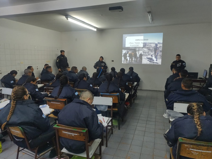 imagen Los cadetes de FPB No. 189 recibieron una charla sobre los roles del personal del Cuerpo de Canes