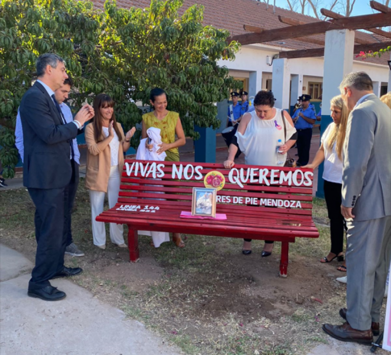 imagen Se inauguró en honor al "Día Internacional de la mujer" un banco rojo en el patio de la Sede Central de IUSP