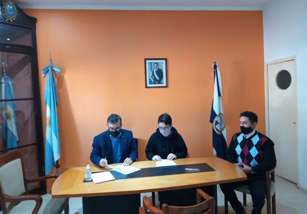 imagen El IUSP firma convenio con el ITU para recibir un pasante